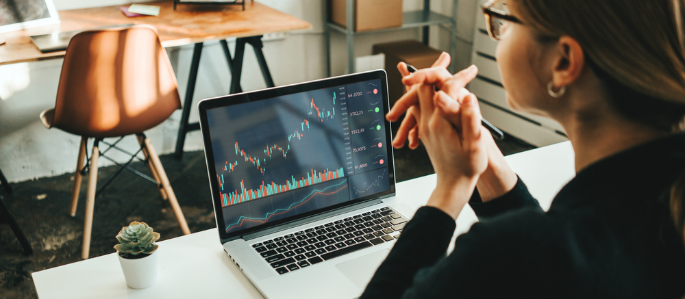 Analyse Fondamentale vs Technique en Forex : Laquelle Fonctionne le Mieux en 2026 ? | Skadeva